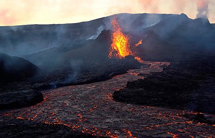Спавший 900 лет вулкан начал извергаться в Исландии