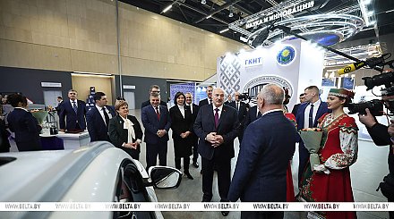 Автомобиль, мороженое и "Любимая Аленка". Александр Лукашенко вручил символы Государственного знака качества