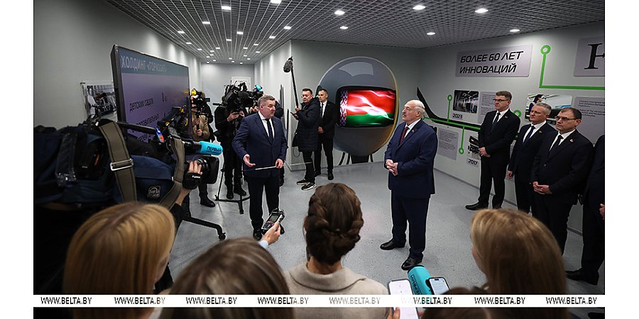Поездка в будущее, главная елка и Год белорусской женщины. Итоги недели Президента