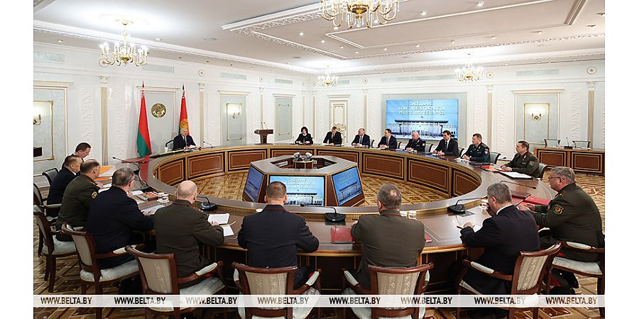Александр Лукашенко указал на милитаризацию западных стран и необходимость актуализировать оборонные действия