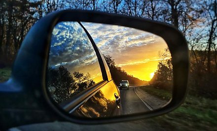 Ближний свет или дневные ходовые. С 25 августа весь транспорт должен ездить с включенными фарами