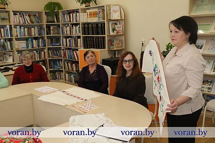 Узоры белорусской души. В Вороновской районной библиотеке прошла встреча участниц любительского объединения «Надежда»