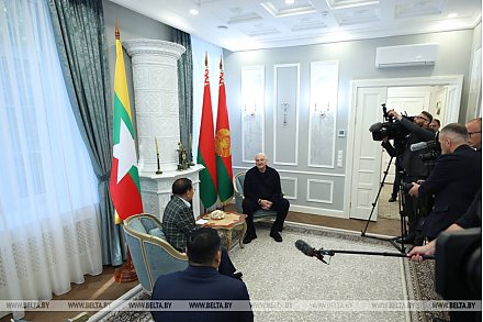 Президенты Беларуси и Мьянмы накануне официальных переговоров встретились в неформальной обстановке