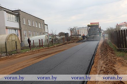 Благоустроенных улиц стало больше. На минувшей неделе дорожная служба приступила к асфальтированию участка улицы Чапаева в Вороново