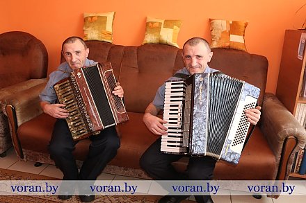 Музыка внутри. Дуэт аккордеонистов-самоучек обрел своих поклонников