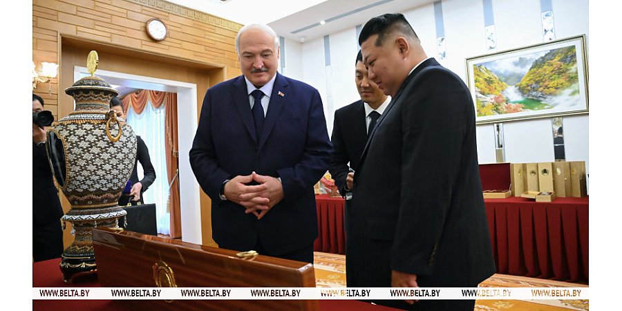 Оружие, золотые изделия, предметы искусства. Александр Лукашенко и Ким Чен Ын обменялись подарками