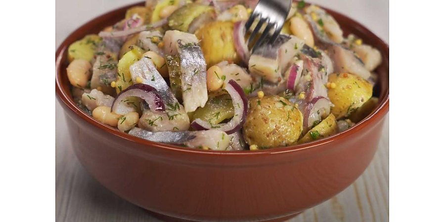 Игра вкусов: рецепт картофельного салата с селедкой, фасолью и огурчиками
