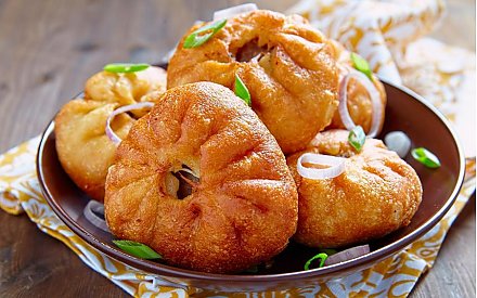 Порадовать близких: рецепт мягких и пышных беляшей на сметане