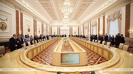 О смыслах Дня народного единства. Александр Лукашенко проводит большую встречу с идеологическим активом и экспертами