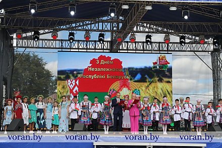 Пляцоўка на гарадскім стадыёне ў Воранаве стала галоўнай лакацыяй урачыстасці Дня Рэспублікі 