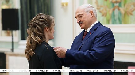 Обещание женщинам, кадровый день, партнер из Арктики и бургер №1. Итоги недели Президента