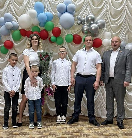 В День семьи от профсоюзного лидера агропромышленного комплекса Вороновщины поздравления принимали многодетные родители