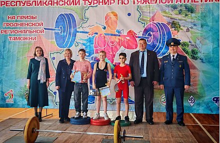 На помосте вороновские тяжелоатлеты