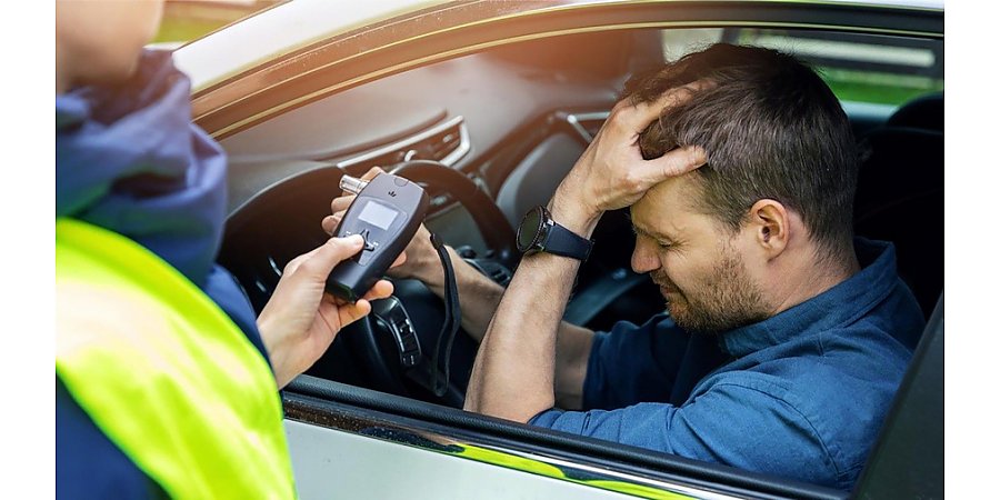 Через сколько можно сесть за руль после застолья? Врач развеял мифы