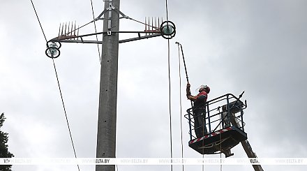 Более 100 бригад энергетиков задействованы на устранении последствий непогоды в Гродненской области