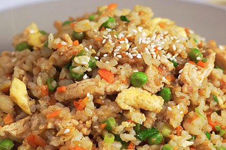 Без сложных техник: рецепт жареного риса с курицей как в ресторане
