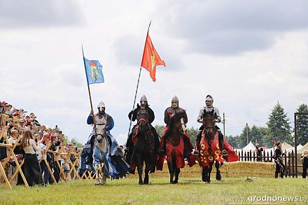 На фестивале в Зельве прошел конный рыцарский турнир