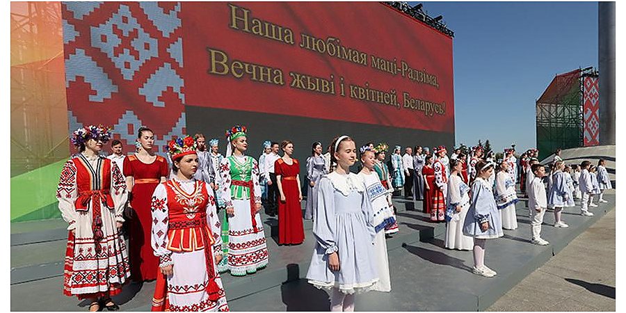 В Беларуси празднуют День Государственного флага, Государственного герба и Государственного гимна