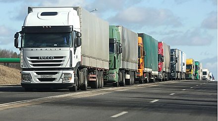 На границе с ЕС выстроились автомобильные очереди