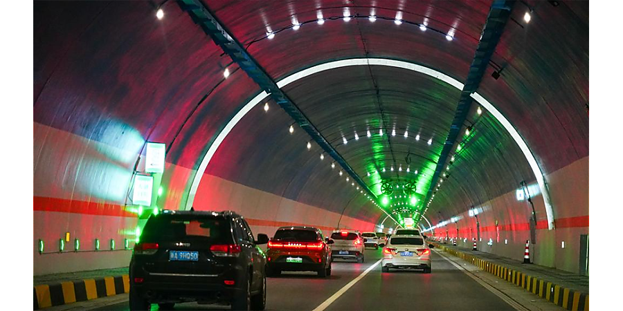 В Китае открылось движение по самому длинному в мире скоростному автомобильному тоннелю 