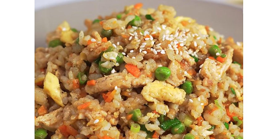 Без сложных техник: рецепт жареного риса с курицей как в ресторане