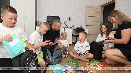Выплата матпомощи для многодетных семей к школе началась в Беларуси