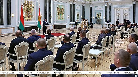 "Вами гордится страна!" Александр Лукашенко вручил награды заслуженным аграриям Беларуси 