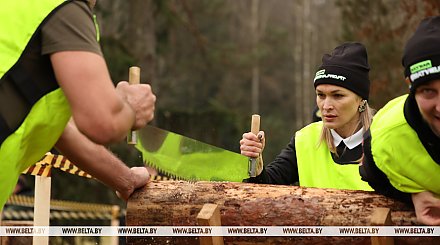 "Ребята молодцы, девчонки - вообще пушка". Команда блогеров об атмосфере на чемпионате по колке дров