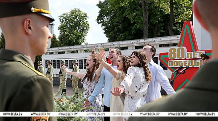 Последний звонок прозвенел для 1,7 тыс. выпускников на республиканском празднике в Гомеле