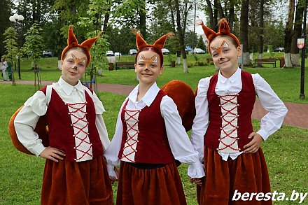Аллея кедровых сосен, связь времен и море веселья. В Большой Берестовице состоялось открытие «Берест-феста. Белка рулит!»