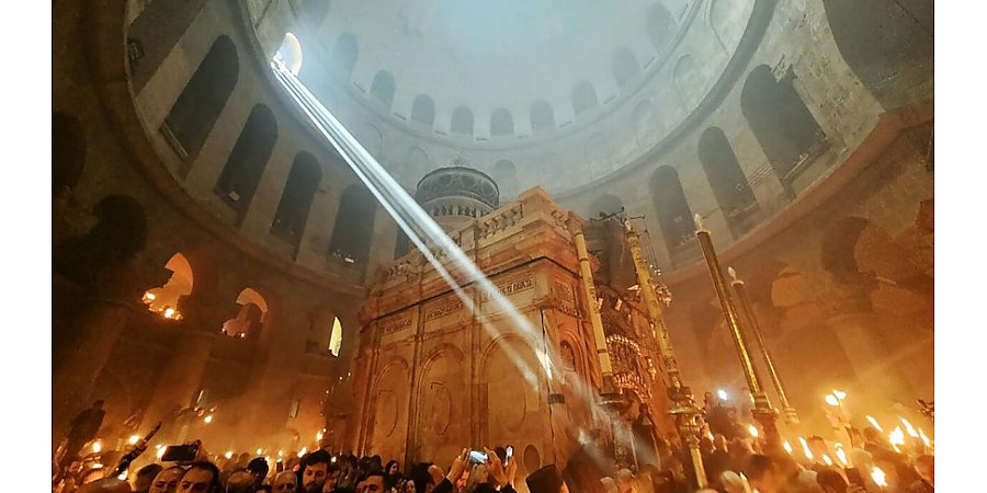 Благодатный огонь сошел в храме Гроба Господня в Иерусалиме