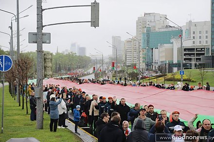 Партийная молодежь Гродненщины в числе других белорусов пронесла 500-метровый флаг страны по столичному проспекту