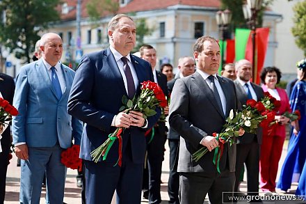 В Гродно прошла церемония возложения цветов к братской могиле советских воинов и партизан