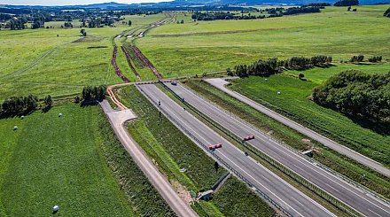 Поляки построили скоростную "дорогу в никуда", которая заканчивается в поле