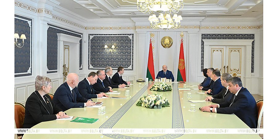 "Москва. Кремль. Лукашенко", "труба" Европе и новое поколение у власти. Итоги недели Президента