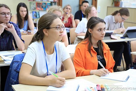 Як замежнікі вучаць беларускую мову ў Гродне. Летняя школа беларускай мовы і культуры праходзіць у ГрДУ