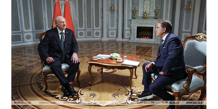 Александр Лукашенко дает интервью журналисту телеканала RT Рику Санчесу