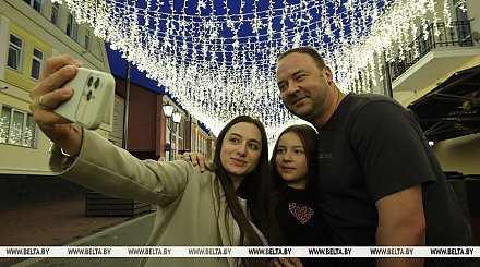 Пятикилометровая гирлянда "звездного неба", светодиодные васильки. Как к "Славянскому базару" украсили Витебск