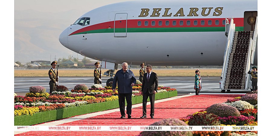 Александр Лукашенко прибыл в столицу Таджикистана, где пройдет саммит СНГ