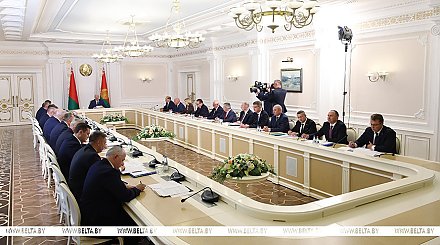 Выплаты на детей, контроль за уборочной, визит к фермеру и «Зов Полесья». Итоги недели Президента