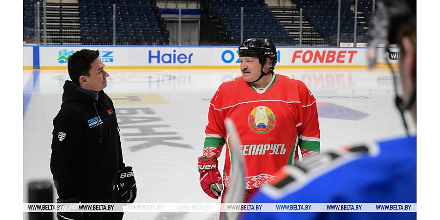 "Очень хороший мед". Лукашенко передал хоккеистам "Динамо-Минск" подарки с угощениями