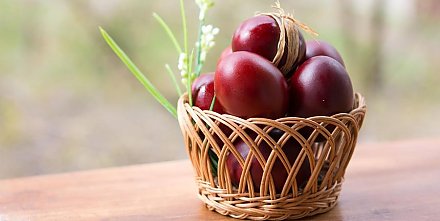 Можно ли украшать яйца к Пасхе наклейками с иконами: куда потом девать такую обертку