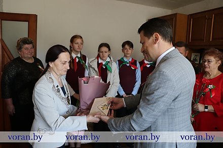 За мирную жизнь Вам низкий поклон! В Вороновском районе вручили медали к 80-летию Победы, подарки и цветы бывшим узникам концлагерей
