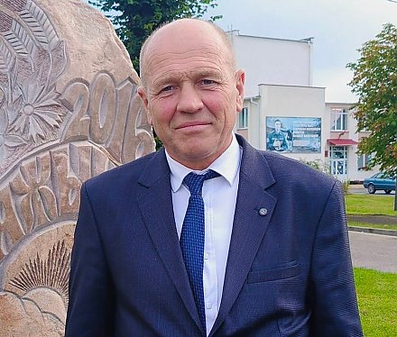 З любоўю да роднай зямлі. Антон Троцкі, упраўляючы вытворчай брыгадай у сельгаспрадпрыемстве «Гіркі»: «Зямля — карміліца, і трэба аддаваць ёй належнае»