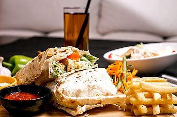 Нежный завтрак за считанные минуты. Кулинарный блогер поделился рецептом яичной шаурмы