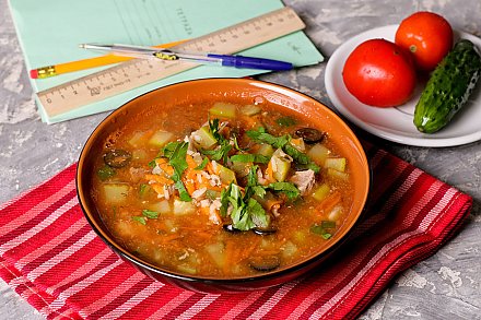 Аппетитное блюдо на обед: рецепт рассольника с мясом, перловкой и солеными огурчиками