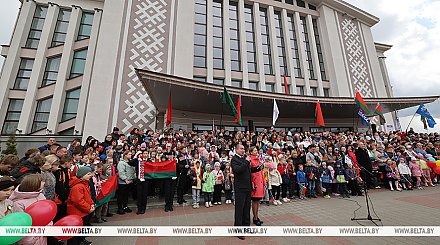 Флешмоб "Споем гимн вместе" проходит в Минске