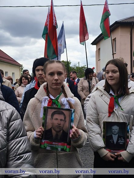 Восьмиклассница из Вороново Александра Волынец уже третий год прижимает на шествии поколений к груди портрет прадедушки Александра Петровича Дунца, уроженца деревни Уша Кореличского района