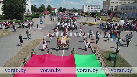 Торжественное шествие в г.п. Вороново в День Независимости Республики Беларусь (ВИДЕО)