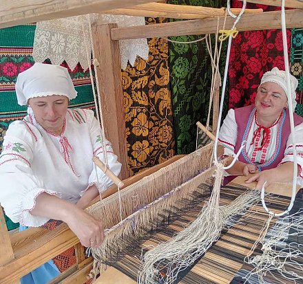 Фотафакт. Сёння ў Гродне праходзіць фальклорнае свята "Ад прадзіва да ткацтва" 